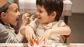 Minik Eller Pizza Yapıyor